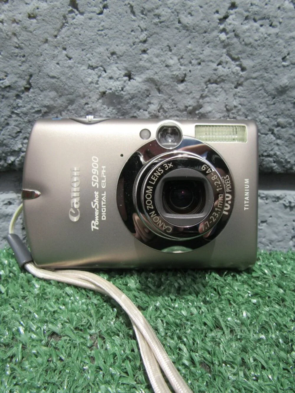 Canon Powershot SD900 Digital Elpha 10MP Camera Titanium PC1206 2 New Batteries
